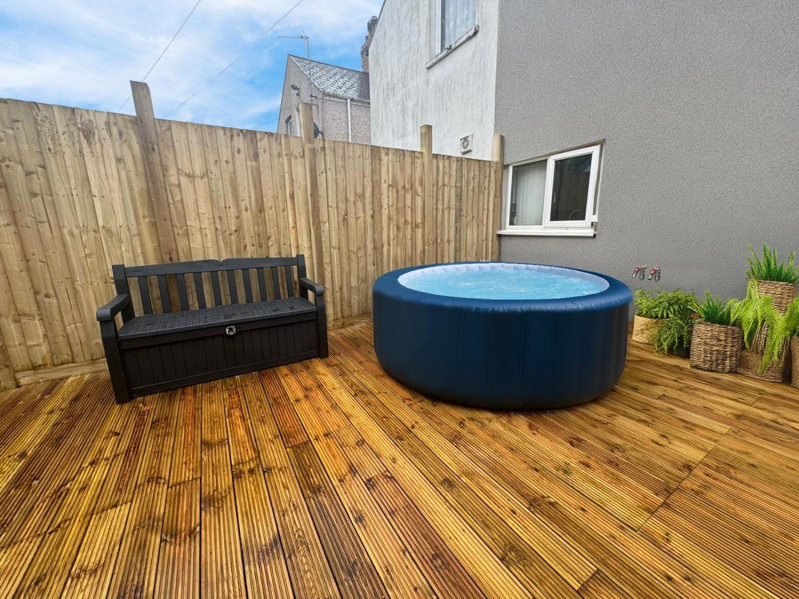 Edwardian City Centre House For Big Groups, Offroad Parking & Hot Tub! Cardiff Exterior photo
